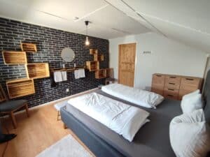 Modernes Schlafzimmer mit Holzregalen und Spiegel