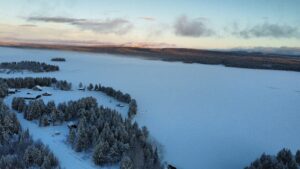 Schneebedeckte Landschaft mit Seen und Wäldern
