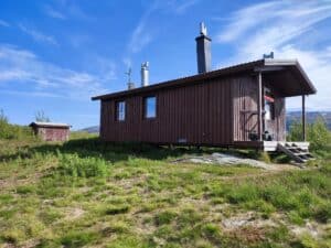 Hütte in der Natur unter blauem Himmel
