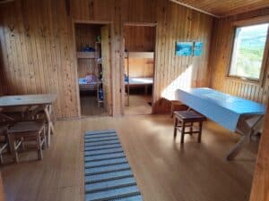 Hütteninnenraum mit Holzdekor und Möbeln.