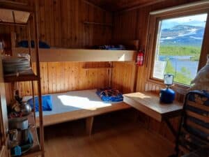 Gemütlicher Holzraum mit Betten und Fensterblick