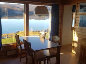 Holzinterior mit Tisch und Blick auf Wasser