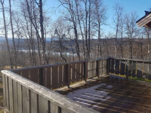 Blick von einer Holzterrasse auf die Natur