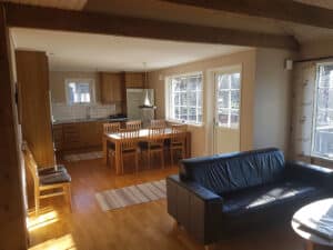 Helles, modernes Wohnzimmer mit offener Küche