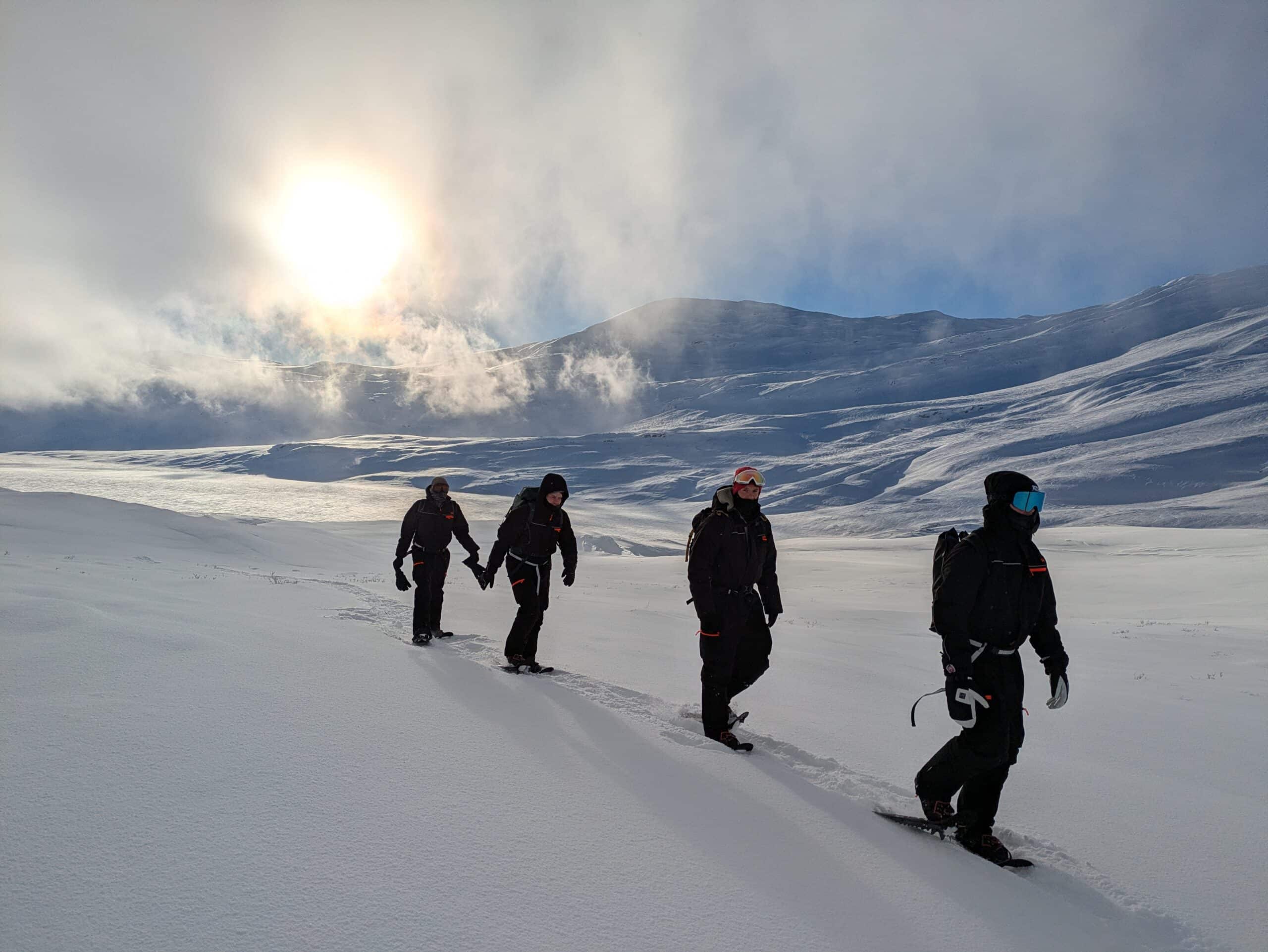 Wanderer im Schnee bei sonnigem Wetter