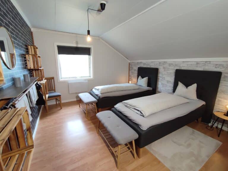 Gemütliches Schlafzimmer mit zwei Betten und Holzdetails