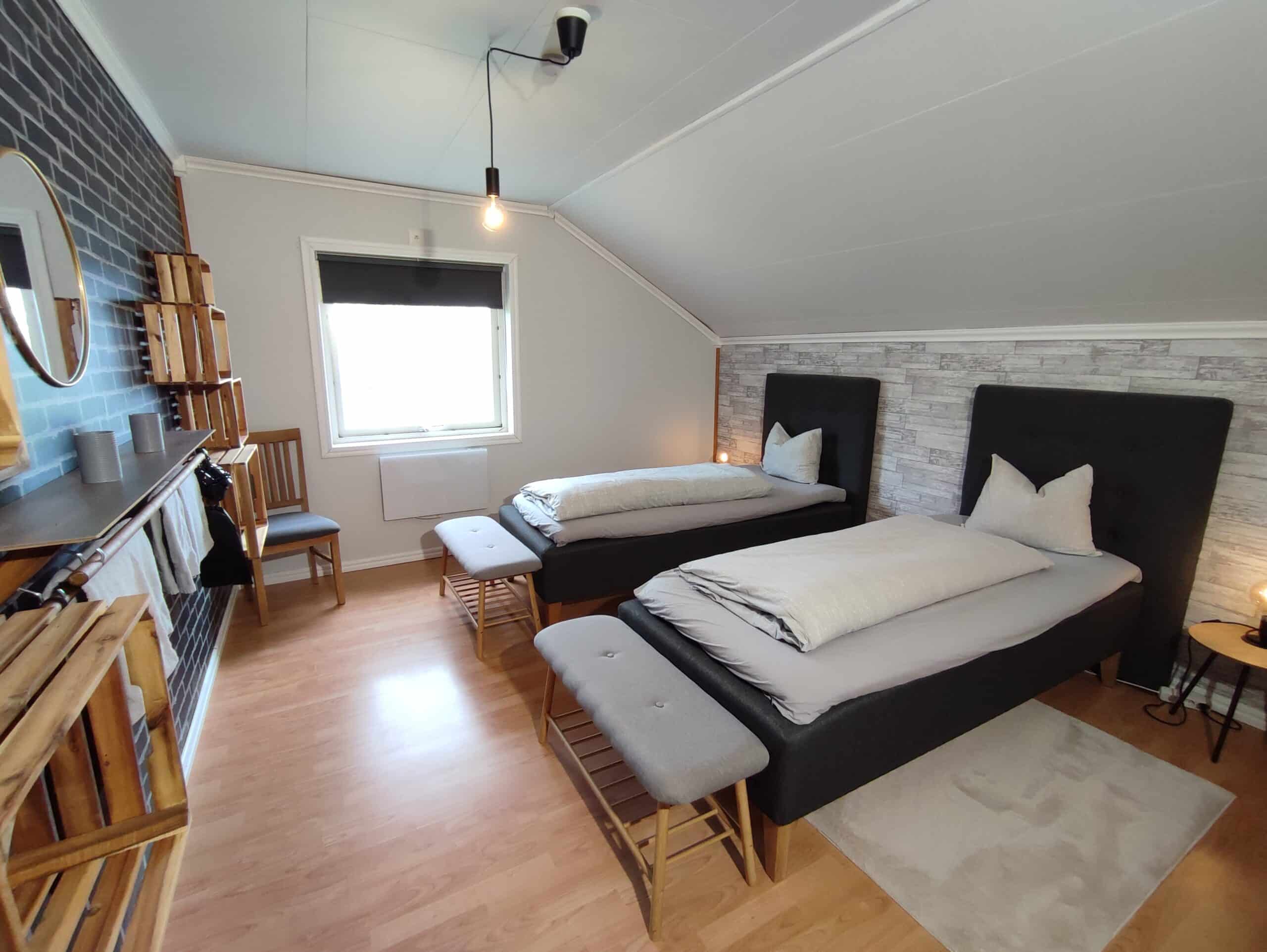 Gemütliches Schlafzimmer mit zwei Betten und Holzdetails