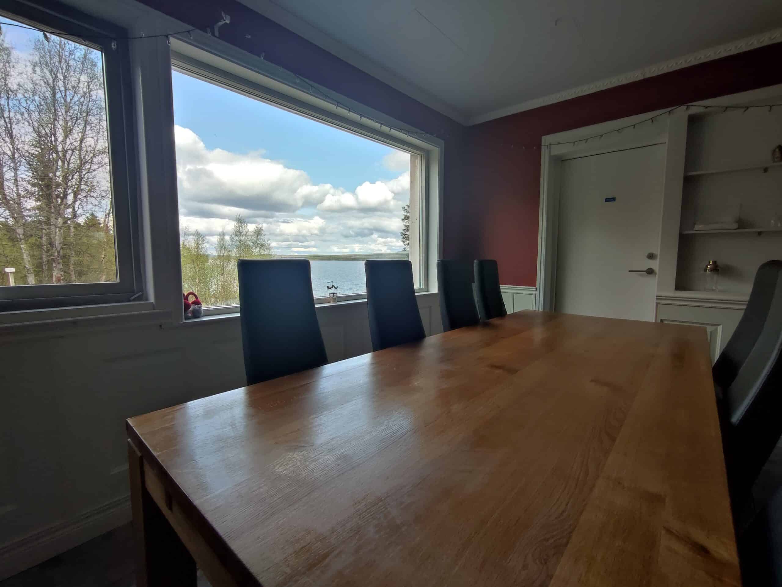 Ein Esszimmer mit Blick auf die Natur.