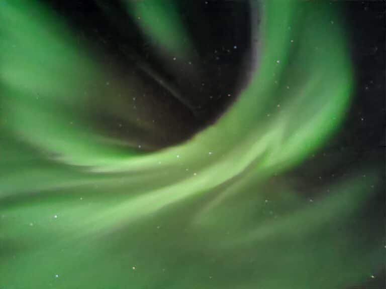 Grüne Aurora im Nachthimmel.