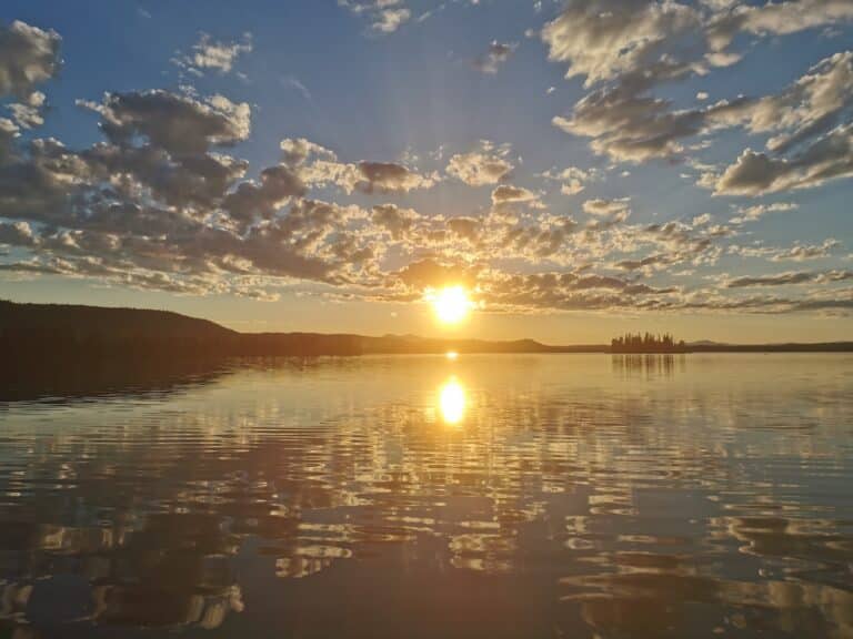 Sonnenuntergang über einem ruhigen See