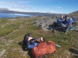 Drei Personen genießen die Landschaft beim Wandern.