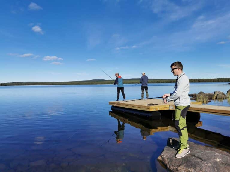 Pojke fiskar vid en klar sjö