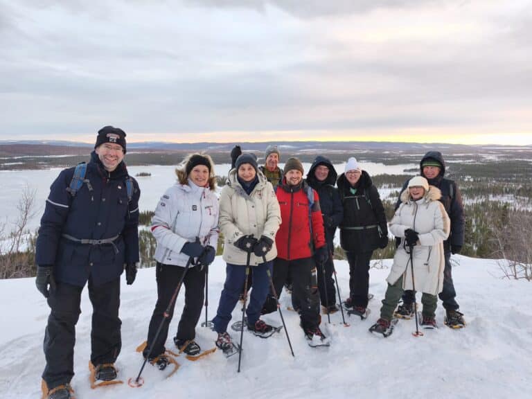 Gruppe beim Schneeschuhwandern in der Natur