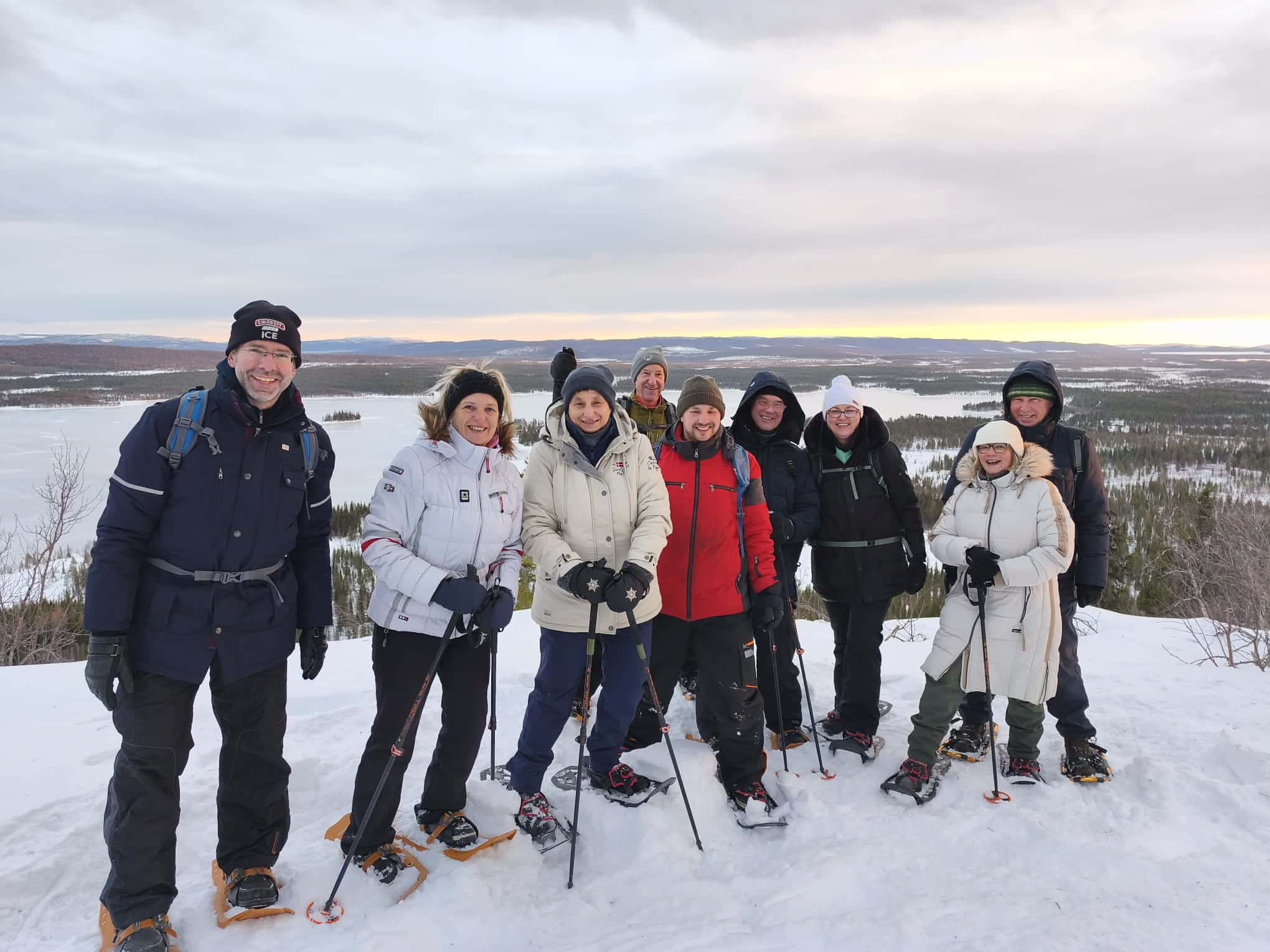 Gruppe auf Schneeschuhwanderung in Lappland