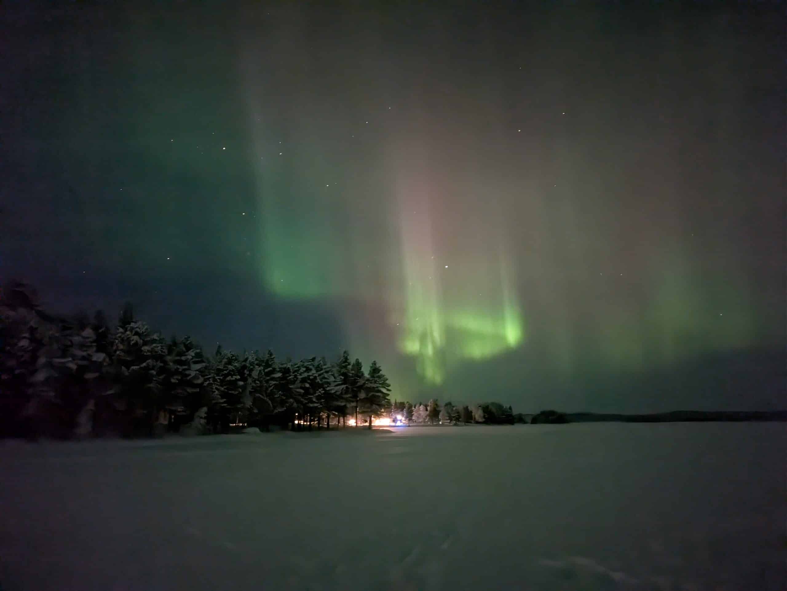 Nordlicht über verschneiter Winterlandschaft
