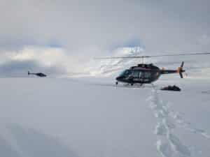 Zwei Hubschrauber im Schnee der Arktis.