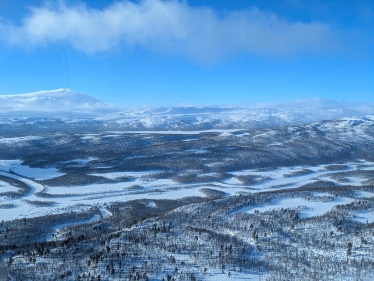 Schneebedeckte Landschaft unter blauem Himmel