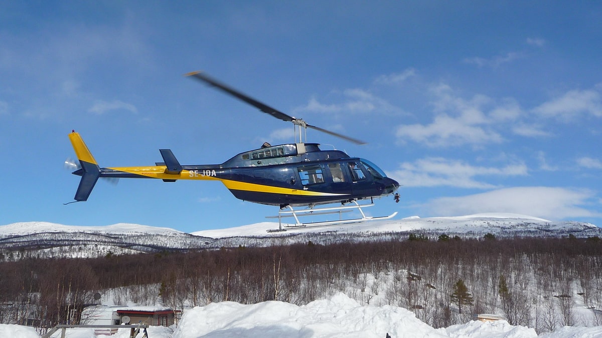 Hubschrauber über verschneiter Wildnis