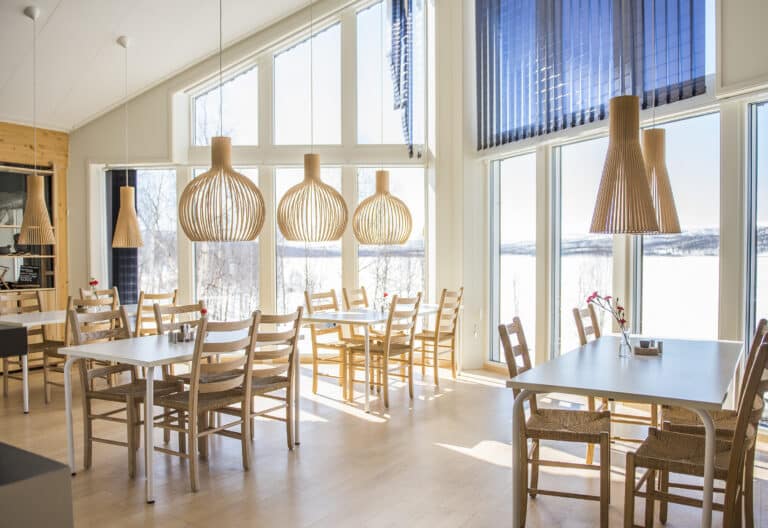Helles Cafe mit modernem, skandinavischem Design