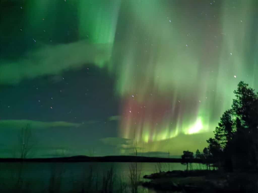 Faszinierende Polarlichter über einem ruhigen See