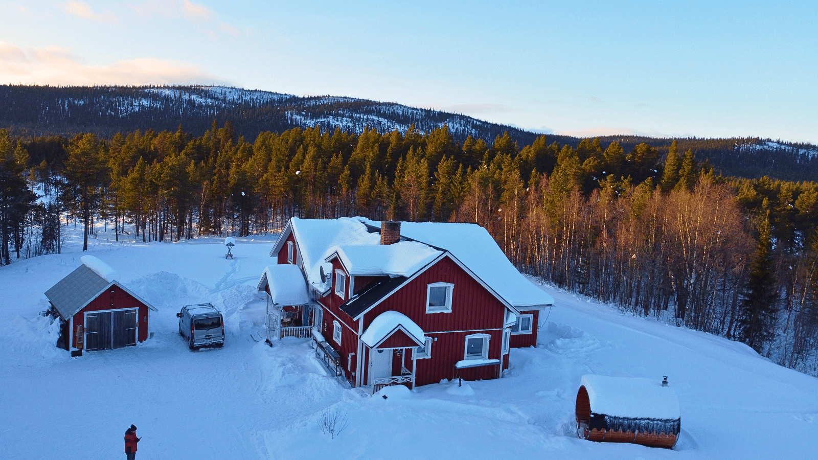 Rotes Ferienhaus im Schnee