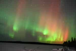 Nordlichter über einem verschneiten Landschaftsbild