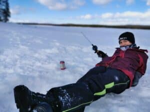 Person beim Eisangeln auf einer Schneefläche
