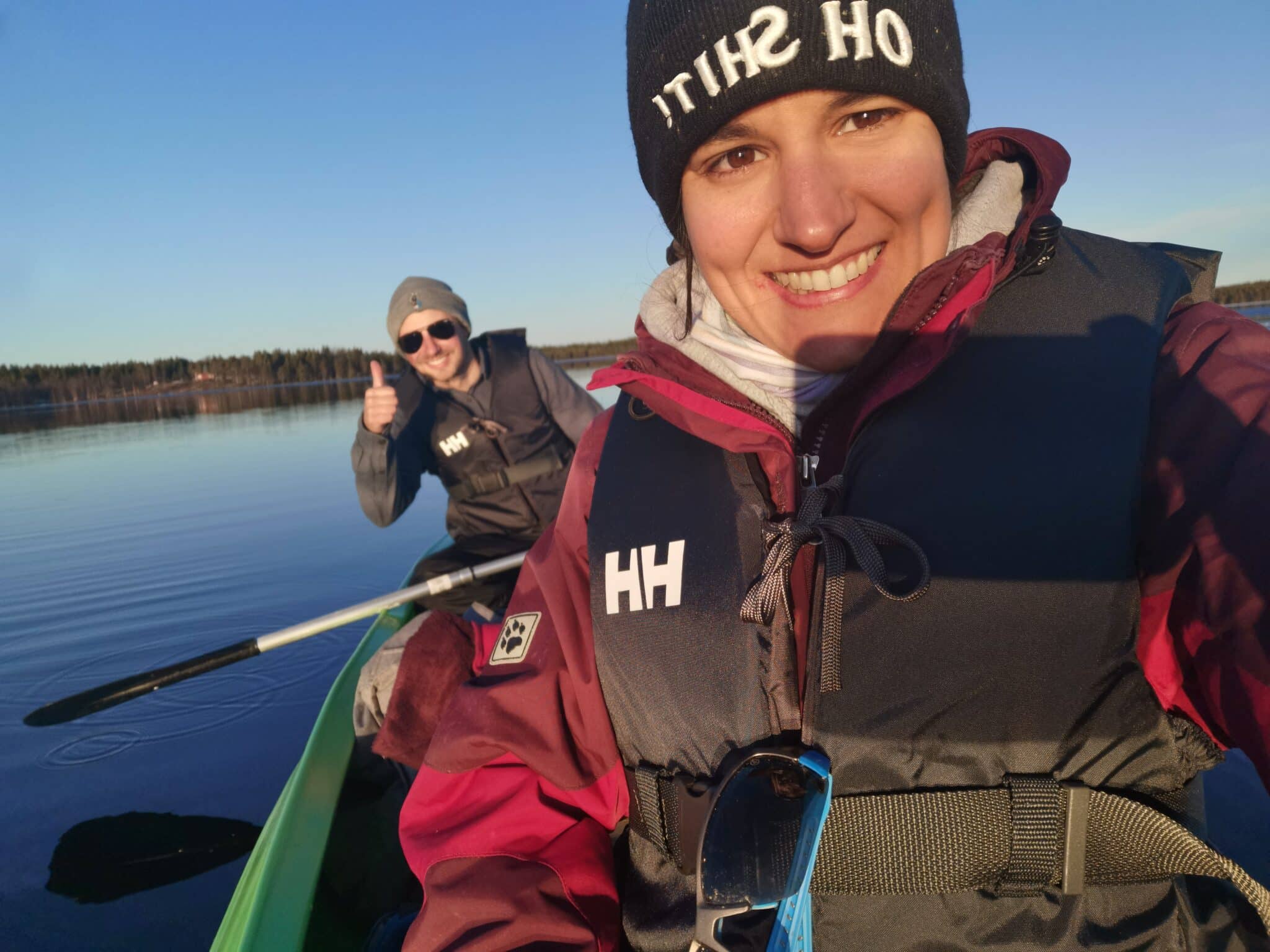 Zwei Personen im Kanu auf ruhigem See