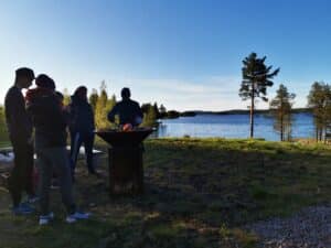 Grillabend am See mit Freunden in der Natur