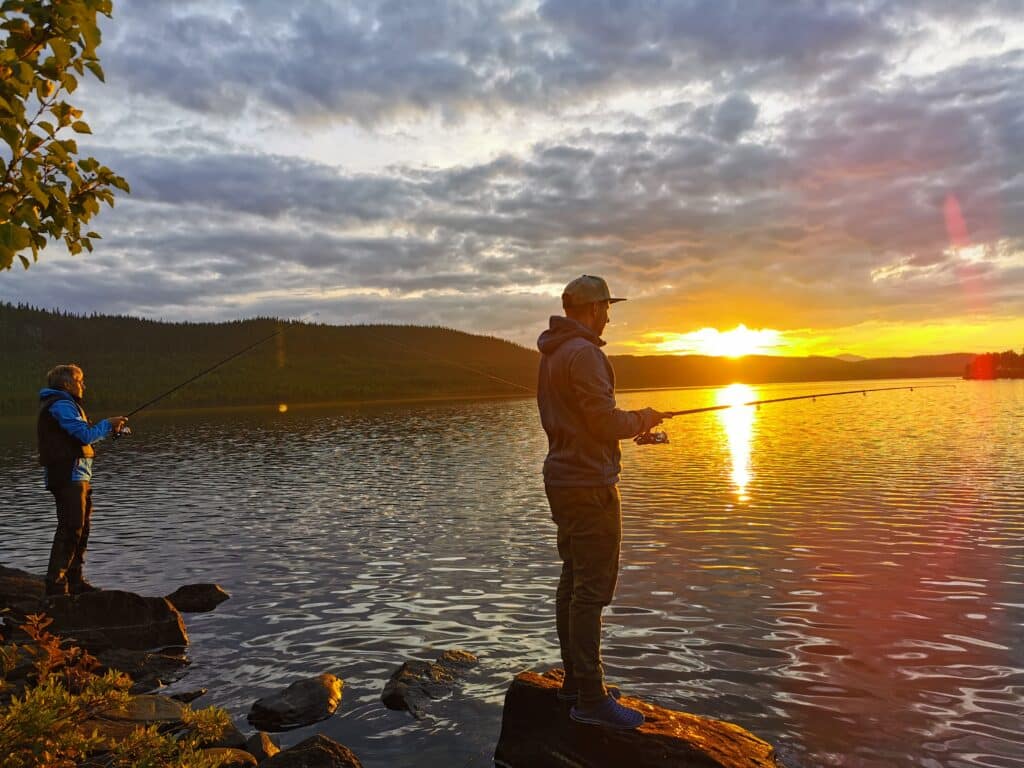 Angler am Ufer bei Sonnenuntergang