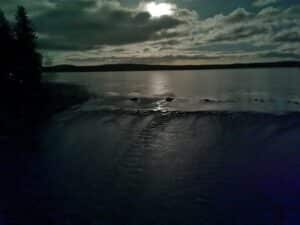 Mondschein über ruhigem Wasser und Wolken