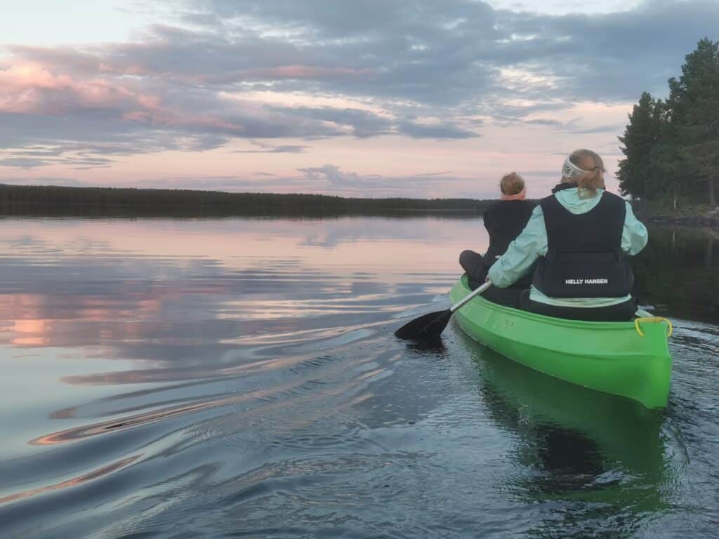 Zwei Personen im Kajak auf ruhigem Wasser