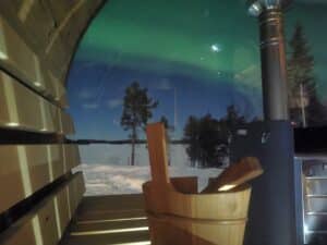 Gemütliche Sauna mit Blick auf den Winterhimmel
