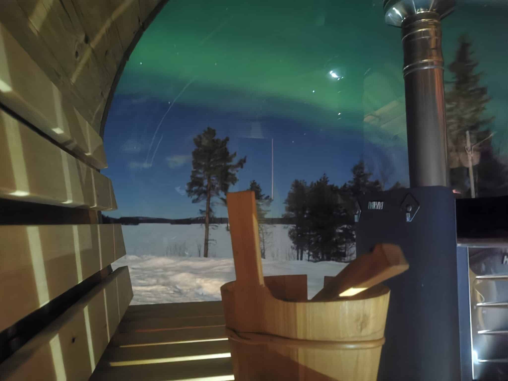 Sauna mit Blick auf Polarlicht und Winterlandschaft