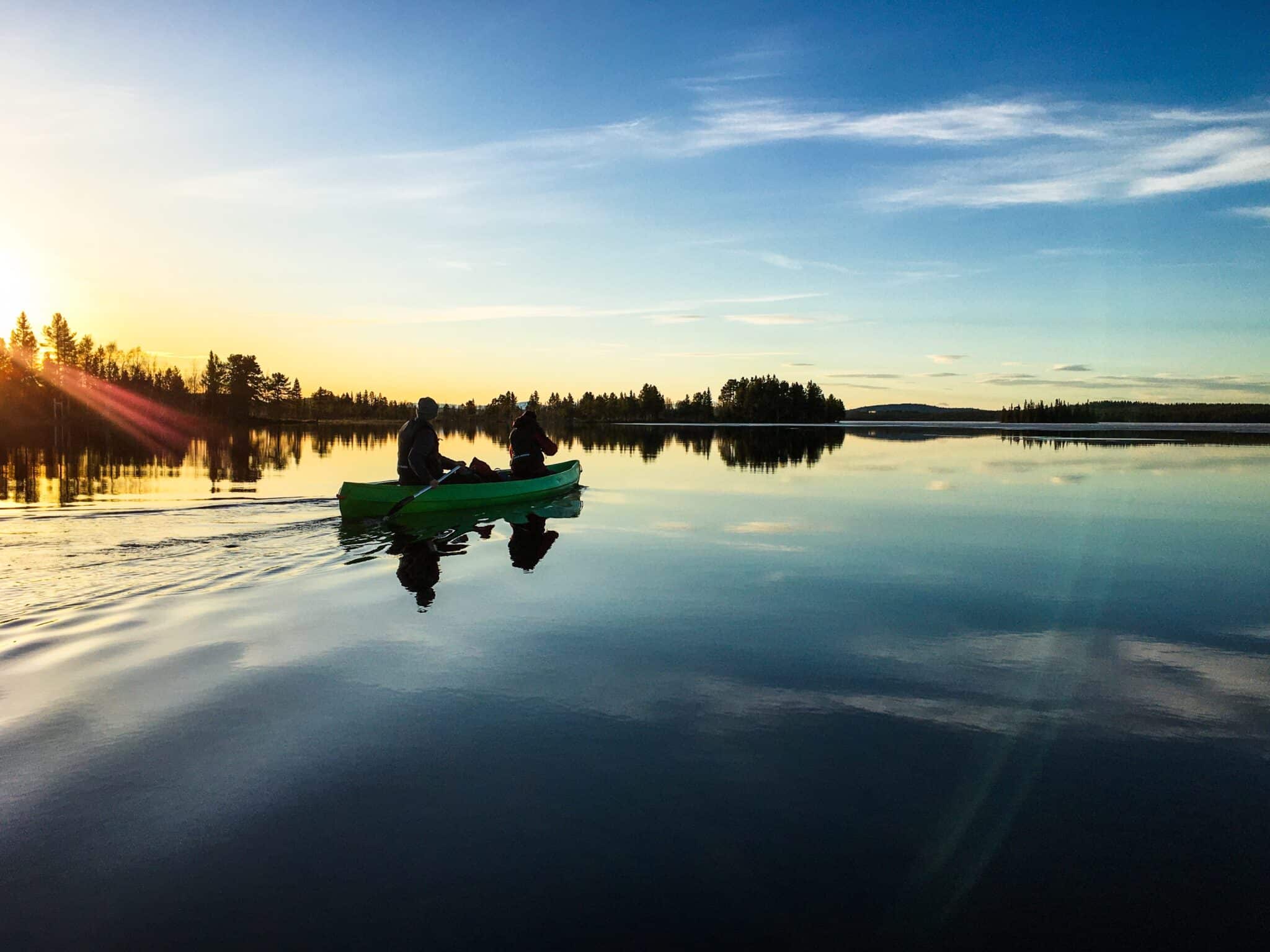 Kanu auf ruhigem See bei Sonnenuntergang