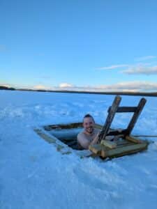 Mann in eisigem Wasser im Freien