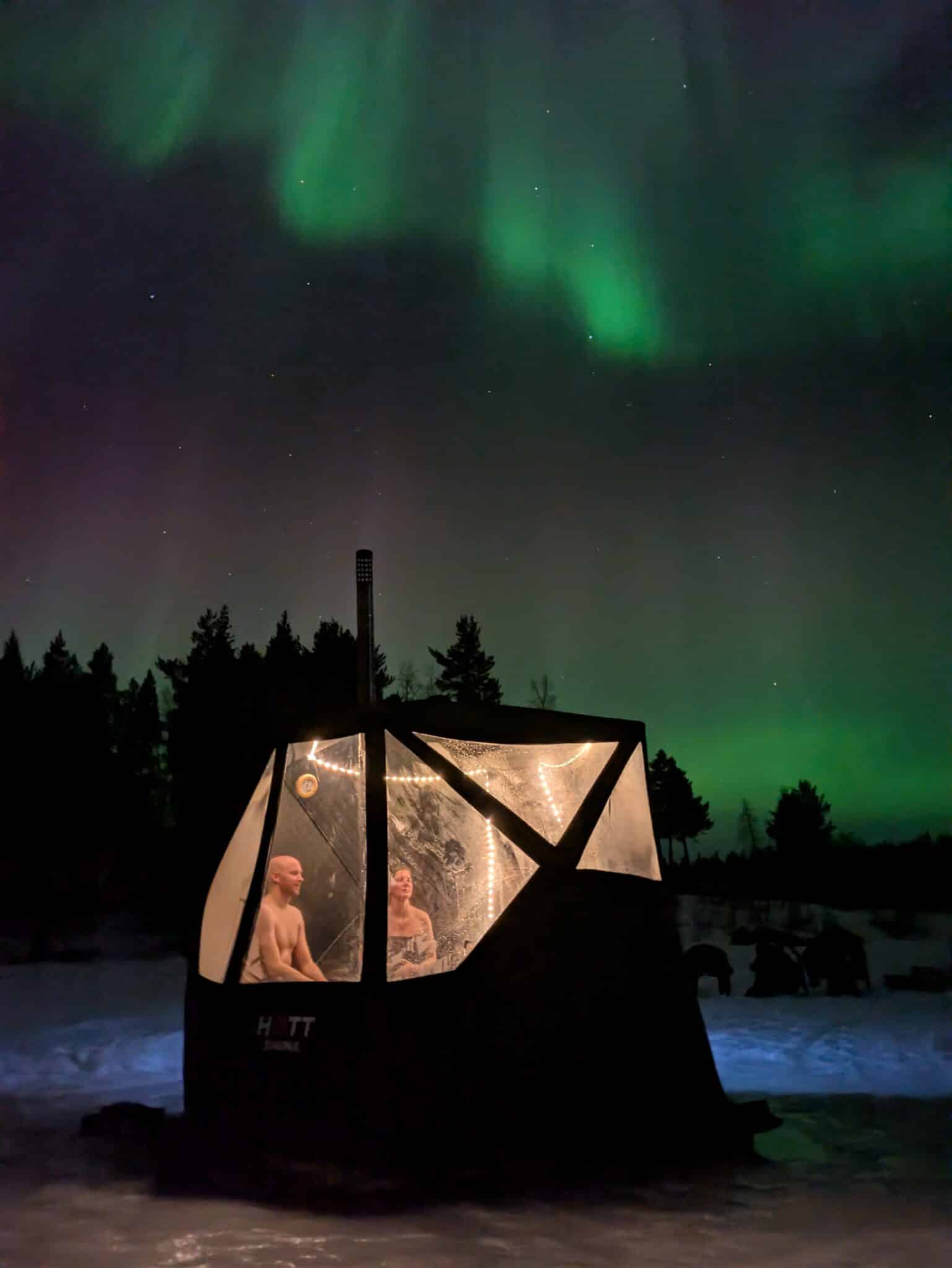 Sauna unter Nordlichtern