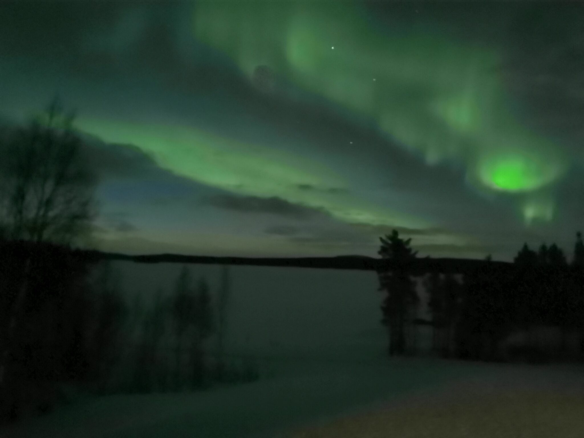 Nordlicht über verschneiter Landschaft