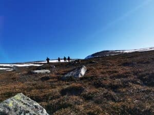 Wanderer im Gebirge bei klarem Himmel