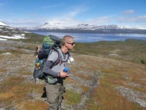 Wanderer mit Rucksack in bergiger Landschaft