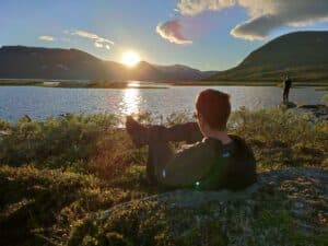 Person am Wasser bei Sonnenuntergang in der Natur