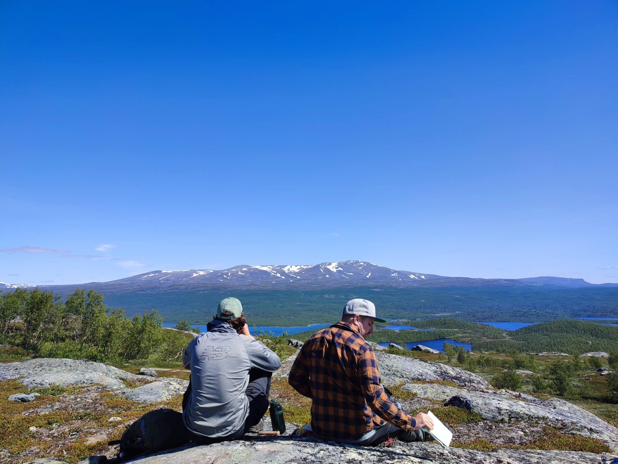 Wanderer mit Bergpanorama in Lappland