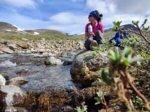 Frau entspannt am Fluss in der Natur
