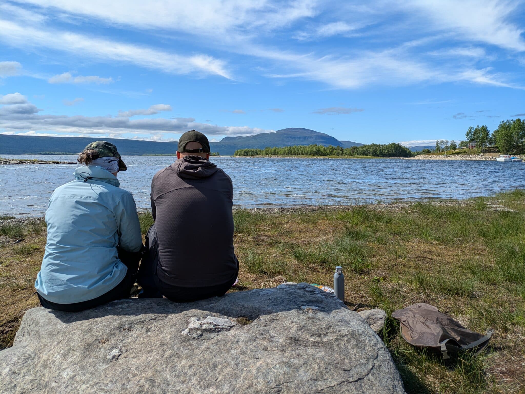 Paar am Seeufer in Lappland