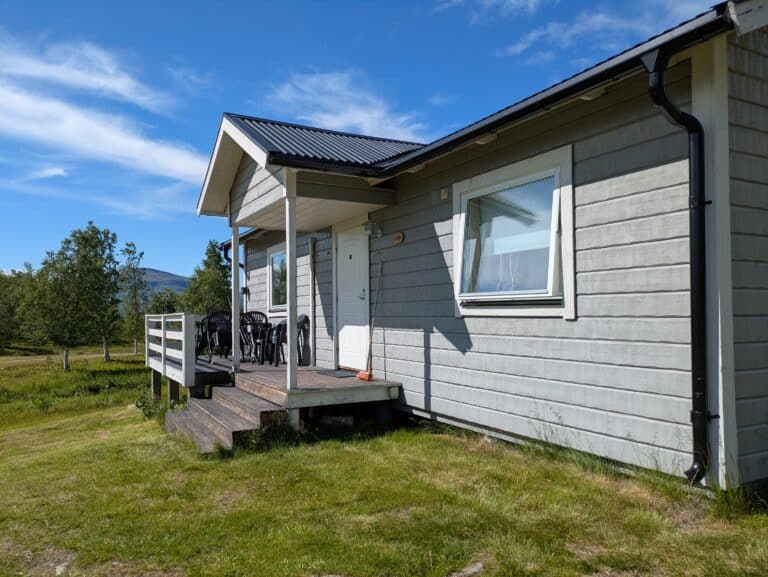 Holzhütte mit Veranda in der Natur
