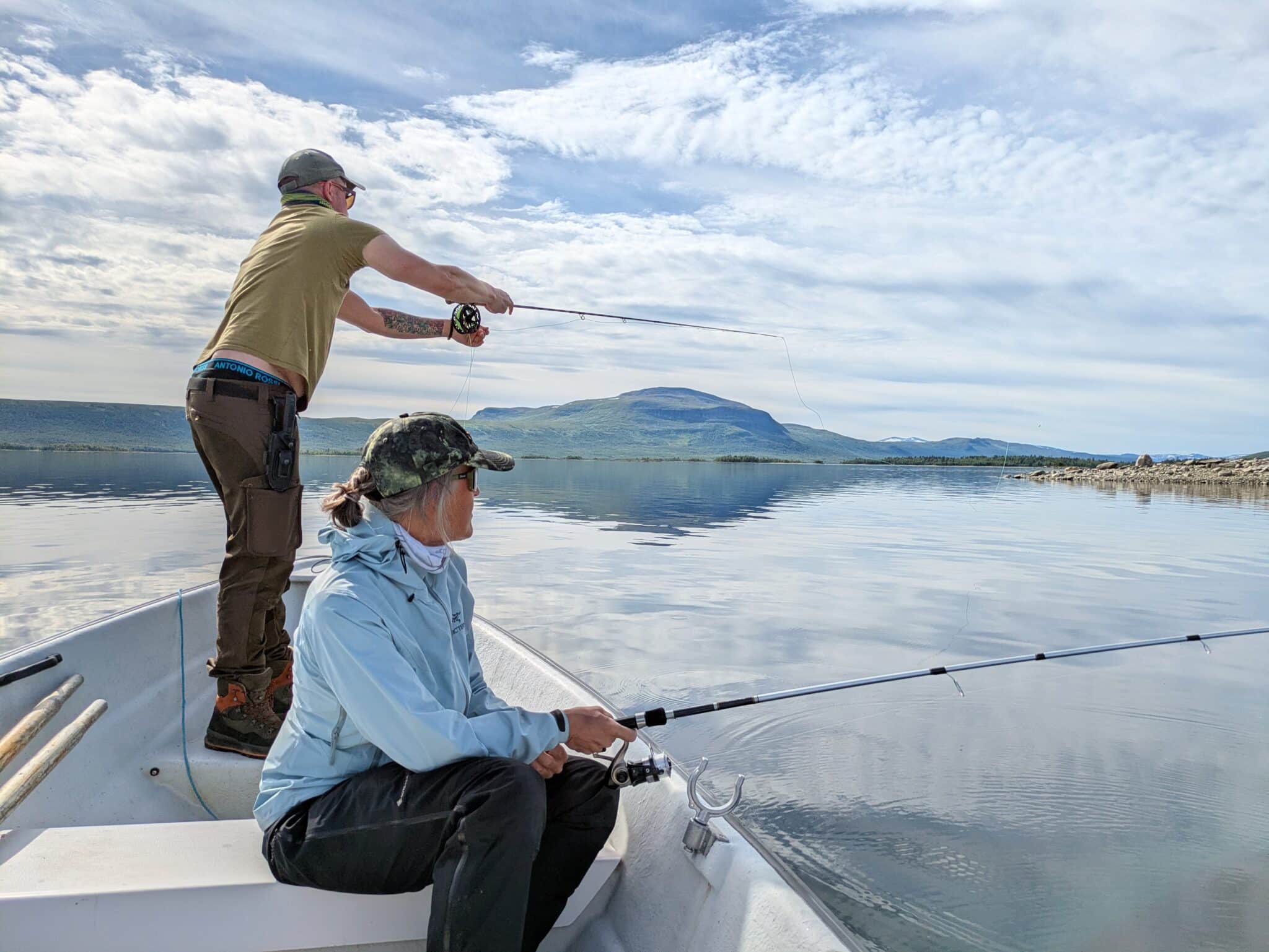 Angler beim Fischen auf ruhigem See