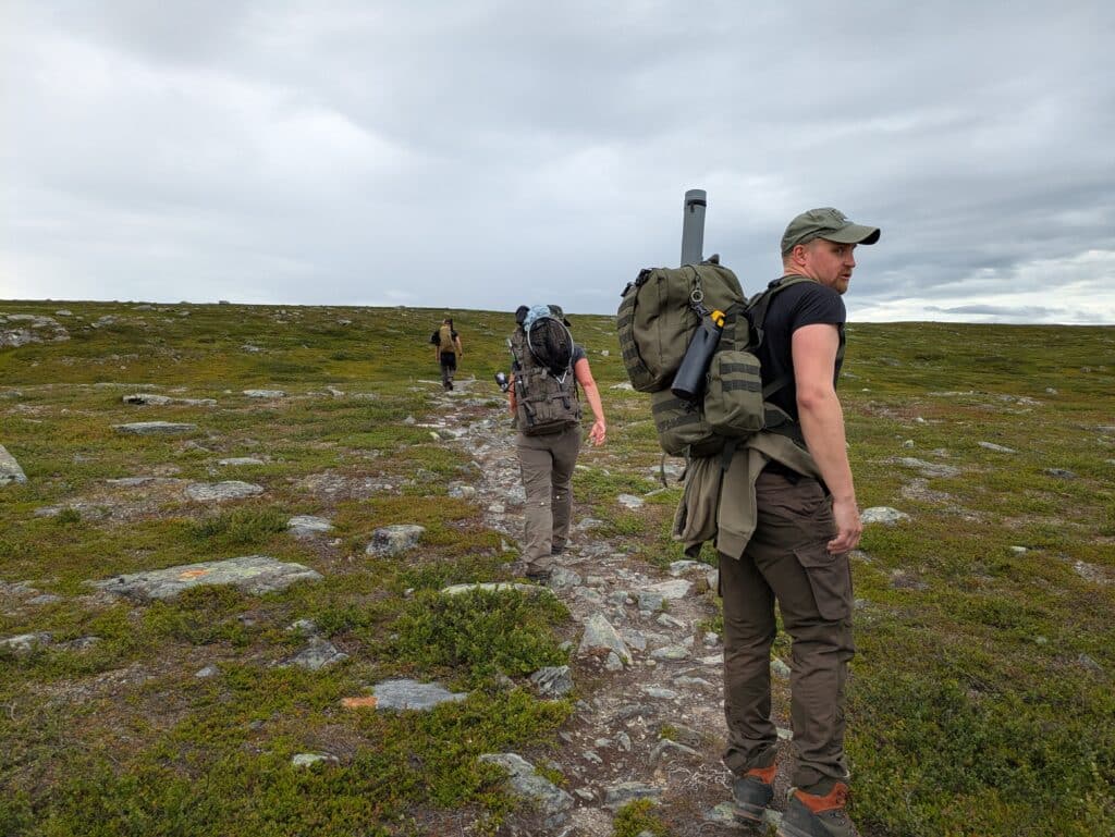 Vandrare på en grön kulle utomhus